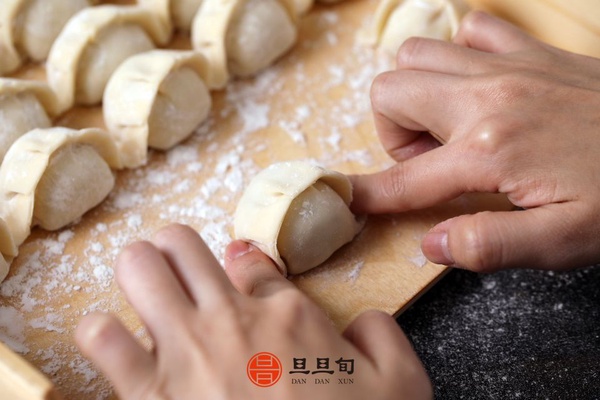 日式煎餃專賣店旦旦旬全台獨家首店就在這裡！日式煎餃皮薄多汁，還有復古花生捲冰淇淋都是必點～