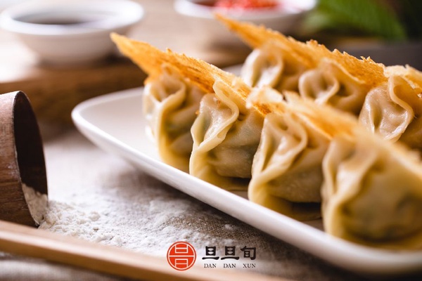 日式煎餃專賣店旦旦旬全台獨家首店就在這裡！日式煎餃皮薄多汁，還有復古花生捲冰淇淋都是必點～