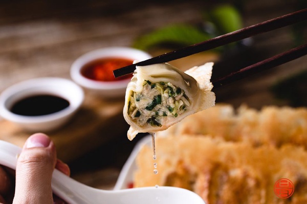 日式煎餃專賣店旦旦旬全台獨家首店就在這裡！日式煎餃皮薄多汁，還有復古花生捲冰淇淋都是必點～