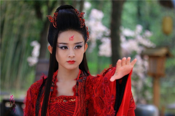 《宸汐緣》倪妮撞衫《三生三世》楊冪！7女星用同個造型師，迪麗熱巴變仙女，周迅被嫌老！