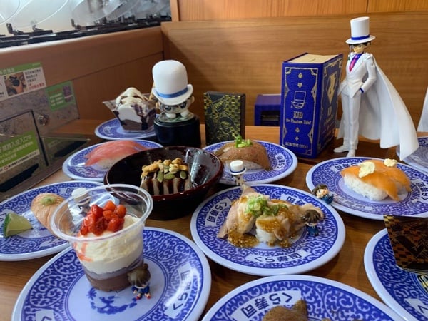 「藏壽司」要來送日本直送限量柯南周邊商品，只有這家店才有！還有情人節獨賣「濃厚巧克力布丁聖代」絕對要吃～