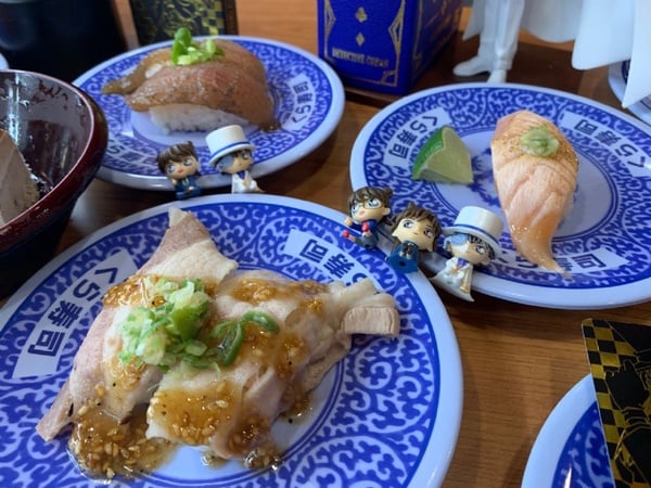 「藏壽司」要來送日本直送限量柯南周邊商品，只有這家店才有！還有情人節獨賣「濃厚巧克力布丁聖代」絕對要吃～