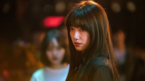 《德魯納》IU拿長槍帥炸！韓劇9位霸氣女主經典場面，朴信惠、朴寶英變小太妹