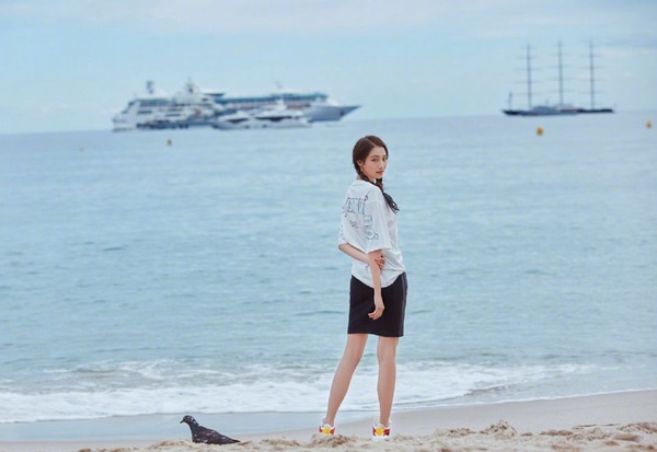 9女星「夏日度假」穿搭，劉亦菲、Lisa都選西裝，迪麗熱巴那件根本為大海而生