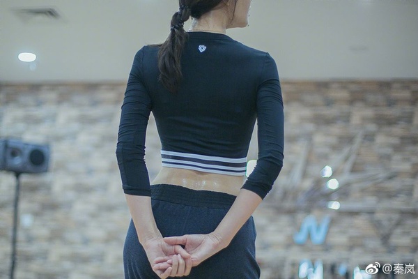 楊冪「屁股蛋」背影引熱議！還有10位背殺女星，秦嵐秀翹臀，熱巴蝴蝶骨太惹火