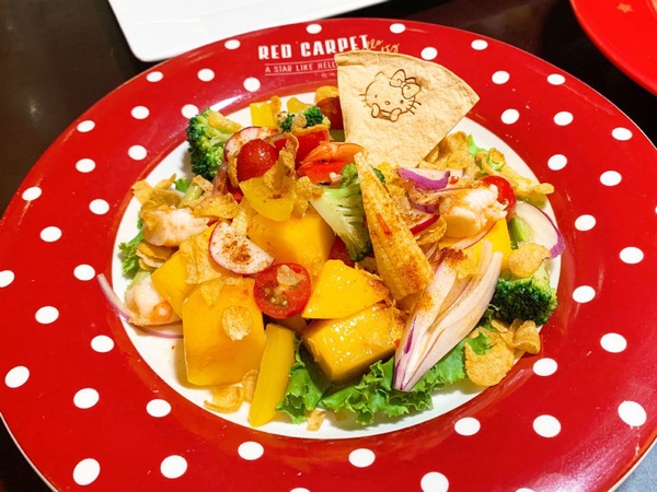 Hello Kitty餐廳「夏季限定套餐」，冰淇淋銅鑼燒甜蜜必嚐，點餐還送隨行杯！