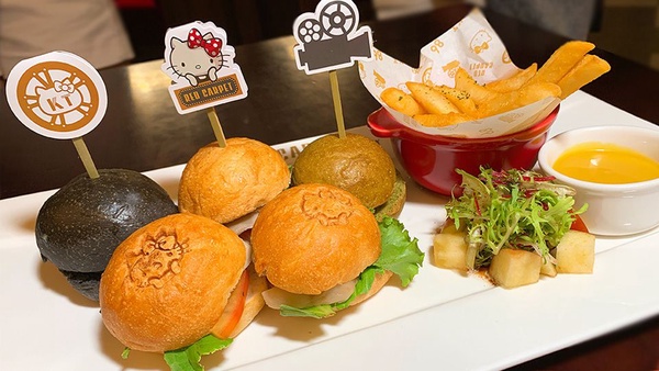 Hello Kitty餐廳「夏季限定套餐」，冰淇淋銅鑼燒甜蜜必嚐，點餐還送隨行杯！