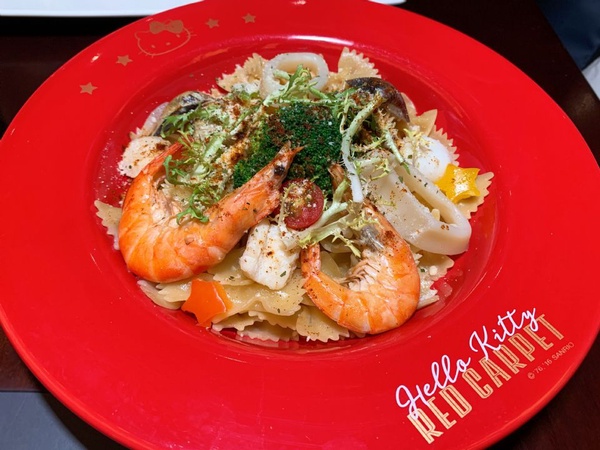 Hello Kitty餐廳「夏季限定套餐」，冰淇淋銅鑼燒甜蜜必嚐，點餐還送隨行杯！