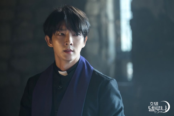 9部韓劇「神級客串」，李準基《德魯納酒店》演搞笑驅魔神父，李棟旭居然變林秀晶前男友