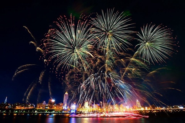 2019雙北夏季「七夕煙火秀」8月初浪漫登場，七夕就來跟情人手牽手看煙火！