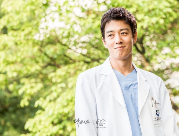 10位韓國男星穿上醫師袍！《金師傅3》安孝燮依舊帥、李棟旭禁慾，李鍾碩被拖垮顏值？