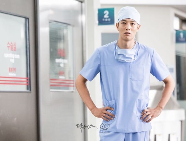 10位韓國男星穿上醫師袍！《金師傅3》安孝燮依舊帥、李棟旭禁慾，李鍾碩被拖垮顏值？