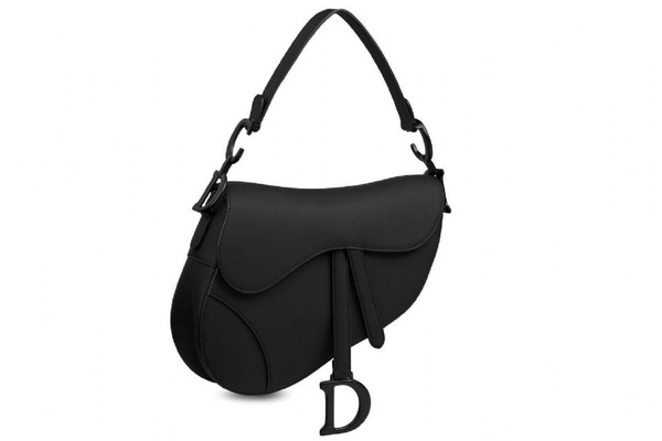 Dior「極致霧黑系列」16款單品價格公開，Lady Dior、馬鞍包、DIORAMA等經典包款，通通化身暗黑系！