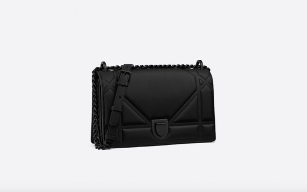Dior「極致霧黑系列」16款單品價格公開，Lady Dior、馬鞍包、DIORAMA等經典包款，通通化身暗黑系！