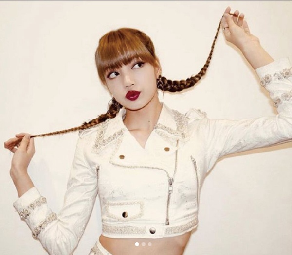 Blackpink Lisa、泫雅「編髮」超萌逆襲！除了包頭、半丸子頭，雙麻花辮更是搶眼！加碼女神編髮教學