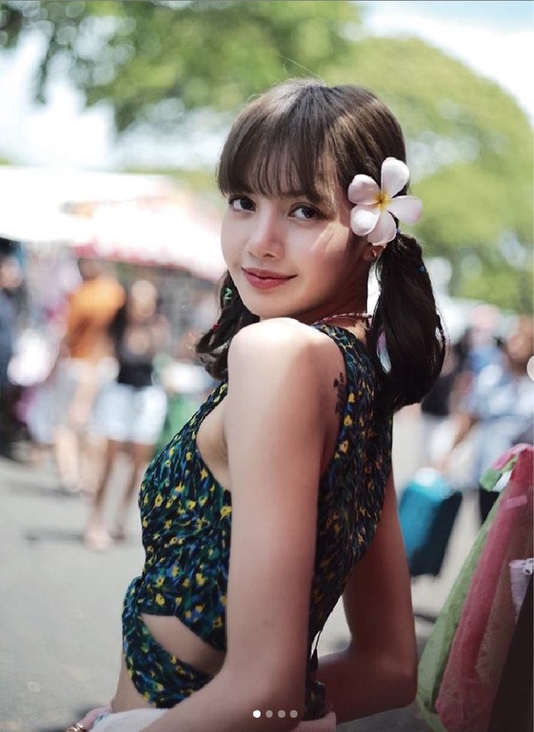 Blackpink Lisa、泫雅「編髮」超萌逆襲！除了包頭、半丸子頭，雙麻花辮更是搶眼！加碼女神編髮教學