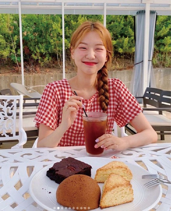 Blackpink Lisa、泫雅「編髮」超萌逆襲！除了包頭、半丸子頭，雙麻花辮更是搶眼！加碼女神編髮教學