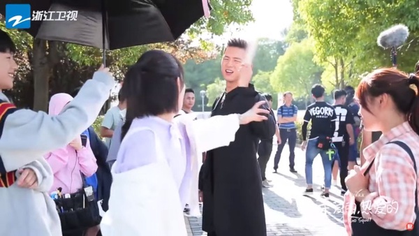 《親愛的熱愛的》花絮曝光，李現萌成3歲小孩！移動麥霸、貓系男友，和楊紫相愛相殺超可愛
