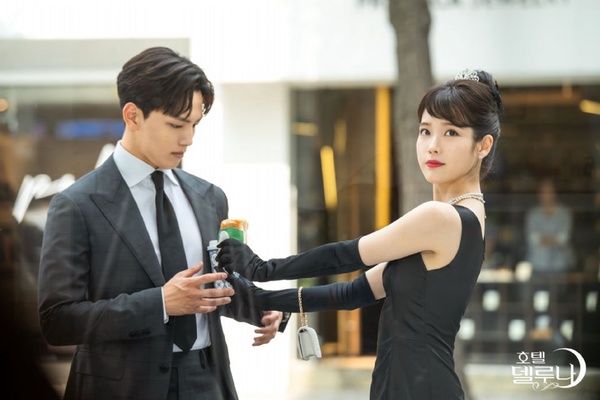 IU《德魯納酒店》赫本小洋裝、紅色風衣，11套造型都超搶眼，最後一套卻被網友嘲笑是「旅行青蛙」