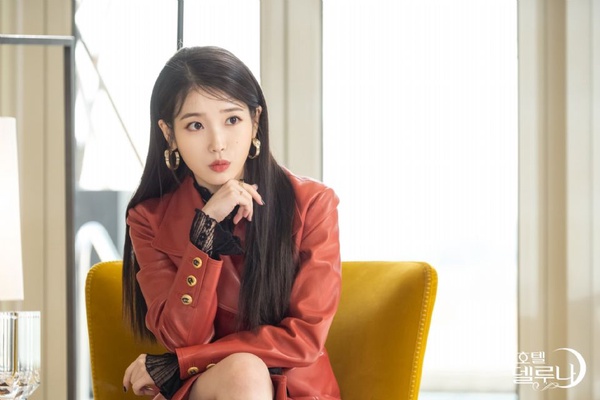 IU《德魯納酒店》赫本小洋裝、紅色風衣，11套造型都超搶眼，最後一套卻被網友嘲笑是「旅行青蛙」