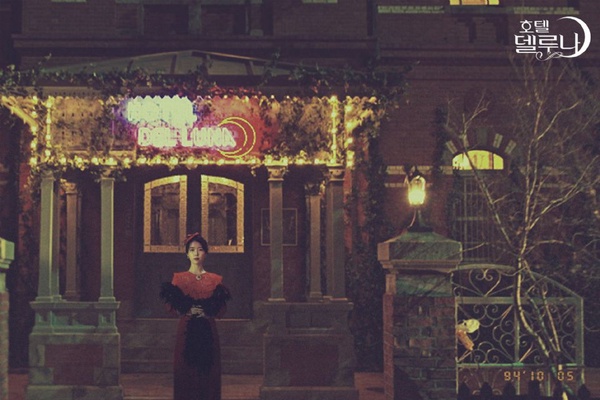 IU《德魯納酒店》赫本小洋裝、紅色風衣，11套造型都超搶眼，最後一套卻被網友嘲笑是「旅行青蛙」