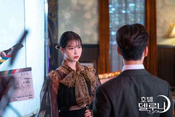 IU《德魯納酒店》赫本小洋裝、紅色風衣，11套造型都超搶眼，最後一套卻被網友嘲笑是「旅行青蛙」
