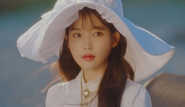 IU《德魯納酒店》赫本小洋裝、紅色風衣，11套造型都超搶眼，最後一套卻被網友嘲笑是「旅行青蛙」