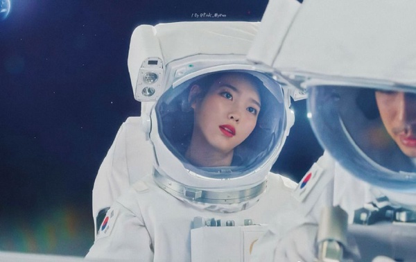 IU《德魯納酒店》赫本小洋裝、紅色風衣，11套造型都超搶眼，最後一套卻被網友嘲笑是「旅行青蛙」
