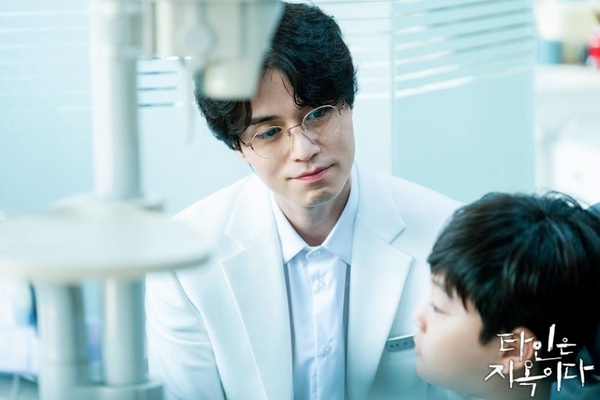 10位韓星眼鏡造型，《他人即地獄》李棟旭像腹黑牙醫，劉亞仁、李鍾碩變「斯文敗類」，又欲又撩