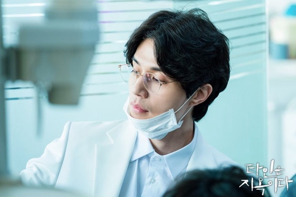 10位韓星眼鏡造型，《他人即地獄》李棟旭像腹黑牙醫，劉亞仁、李鍾碩變「斯文敗類」，又欲又撩