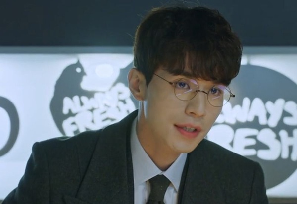 10位韓星眼鏡造型，《他人即地獄》李棟旭像腹黑牙醫，劉亞仁、李鍾碩變「斯文敗類」，又欲又撩