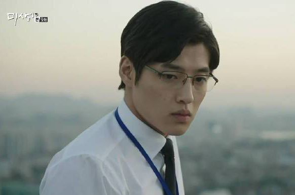 10位韓星眼鏡造型，《他人即地獄》李棟旭像腹黑牙醫，劉亞仁、李鍾碩變「斯文敗類」，又欲又撩
