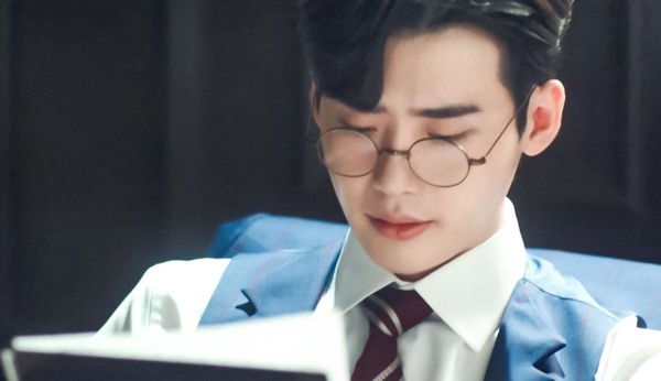 10位韓星眼鏡造型，《他人即地獄》李棟旭像腹黑牙醫，劉亞仁、李鍾碩變「斯文敗類」，又欲又撩