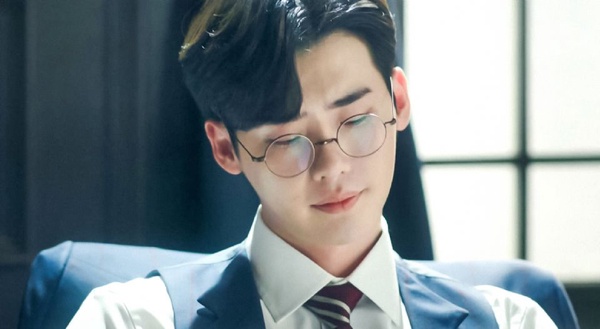 10位韓星眼鏡造型，《他人即地獄》李棟旭像腹黑牙醫，劉亞仁、李鍾碩變「斯文敗類」，又欲又撩