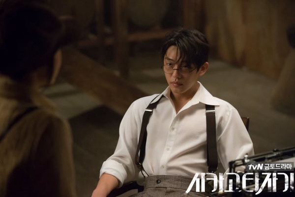 10位韓星眼鏡造型，《他人即地獄》李棟旭像腹黑牙醫，劉亞仁、李鍾碩變「斯文敗類」，又欲又撩