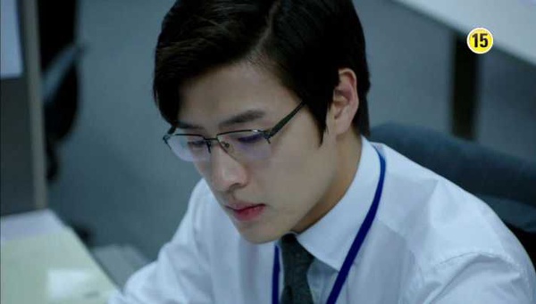 10位韓星眼鏡造型，《他人即地獄》李棟旭像腹黑牙醫，劉亞仁、李鍾碩變「斯文敗類」，又欲又撩