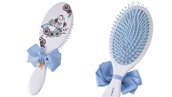 「愛麗絲夢遊仙境」上映滿68週年！迪士尼商店推浪漫唯美新品，超夢幻水藍色梳子必收！