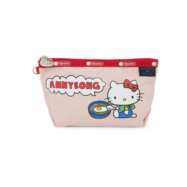 一起慶祝45週年！「HELLO KITTY」x「LeSportsac」限定聯名系列登場～這款超萌Kitty相機包必收！