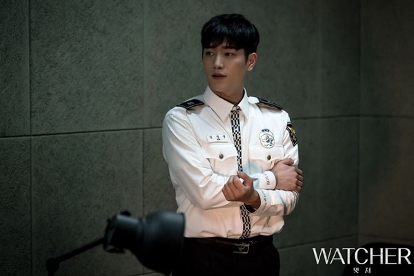 11位韓星警察造型，《Watcher》徐康俊上演「制服誘惑」，丁海寅、安宰賢微笑偷走少女心，只有第8位像亂入