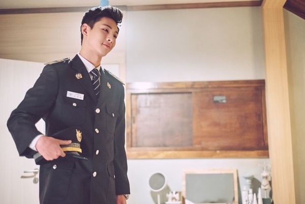 11位韓星警察造型，《Watcher》徐康俊上演「制服誘惑」，丁海寅、安宰賢微笑偷走少女心，只有第8位像亂入