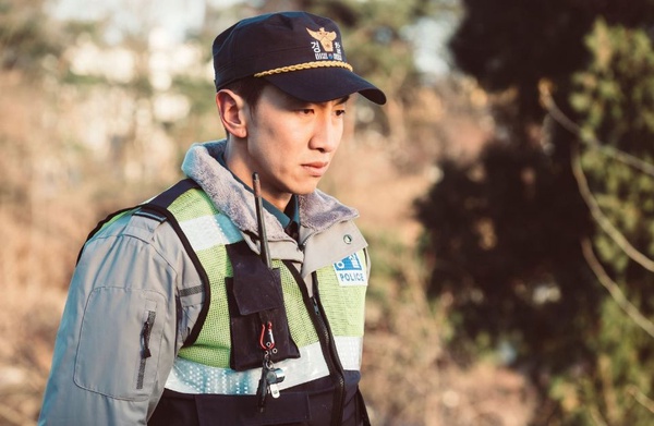 11位韓星警察造型，《Watcher》徐康俊上演「制服誘惑」，丁海寅、安宰賢微笑偷走少女心，只有第8位像亂入