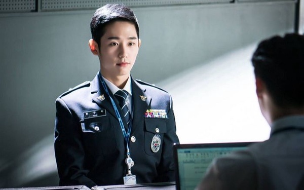 11位韓星警察造型，《Watcher》徐康俊上演「制服誘惑」，丁海寅、安宰賢微笑偷走少女心，只有第8位像亂入