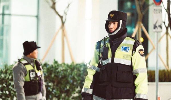 11位韓星警察造型，《Watcher》徐康俊上演「制服誘惑」，丁海寅、安宰賢微笑偷走少女心，只有第8位像亂入