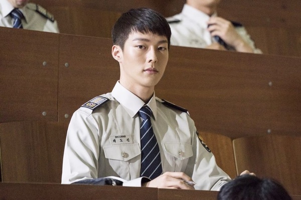 11位韓星警察造型，《Watcher》徐康俊上演「制服誘惑」，丁海寅、安宰賢微笑偷走少女心，只有第8位像亂入
