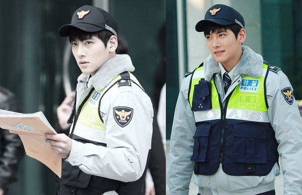 11位韓星警察造型，《Watcher》徐康俊上演「制服誘惑」，丁海寅、安宰賢微笑偷走少女心，只有第8位像亂入