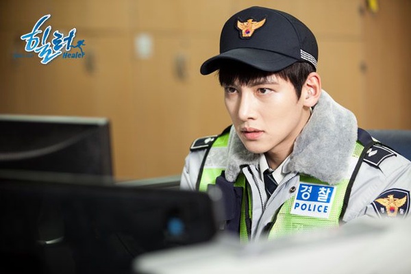 11位韓星警察造型，《Watcher》徐康俊上演「制服誘惑」，丁海寅、安宰賢微笑偷走少女心，只有第8位像亂入