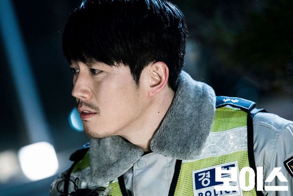 11位韓星警察造型，《Watcher》徐康俊上演「制服誘惑」，丁海寅、安宰賢微笑偷走少女心，只有第8位像亂入