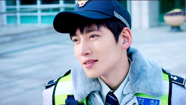 11位韓星警察造型，《Watcher》徐康俊上演「制服誘惑」，丁海寅、安宰賢微笑偷走少女心，只有第8位像亂入