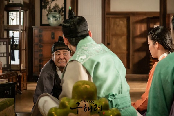 《新入史官丘海昤》車銀優演純情大君，只是被捂嘴就害羞，這10大可愛瞬間，第9點萌到讓人想「抱緊處理」