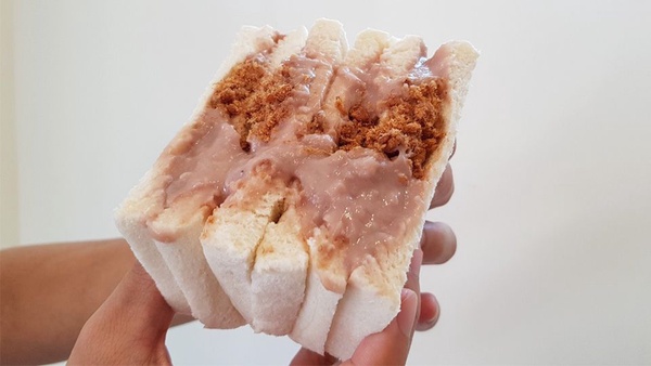 南機場白天也有美食！「偷吃吐司Only Toast」爆滿的牛肉配上生蛋黃，絕對是必吃美食！